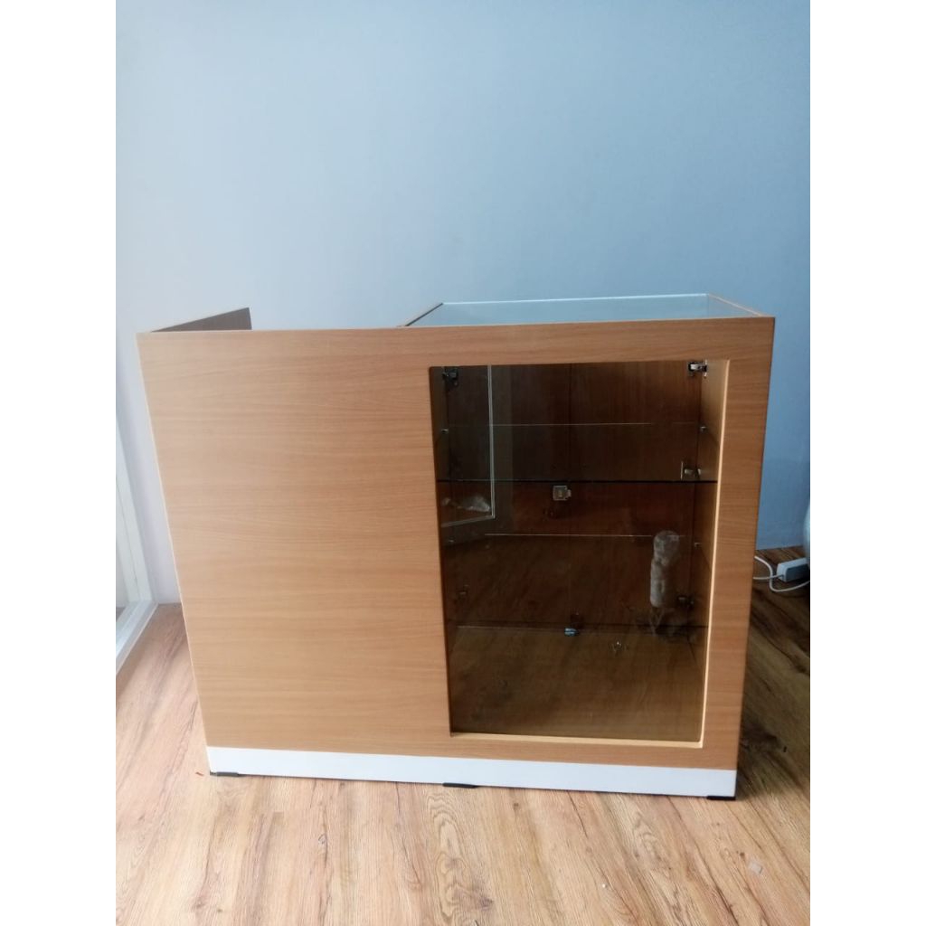 meja kasir etalase minimalis