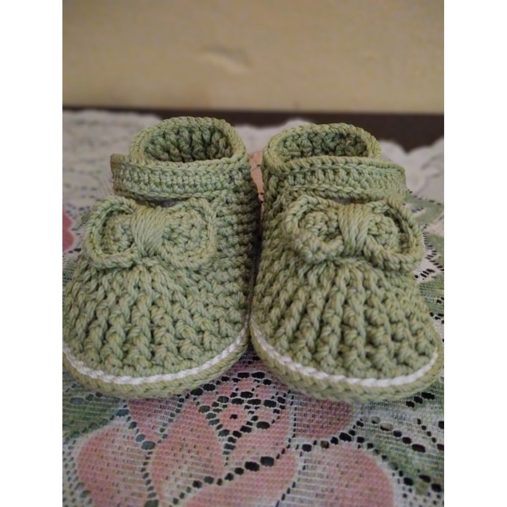 sepatu bayi perempuan rajut