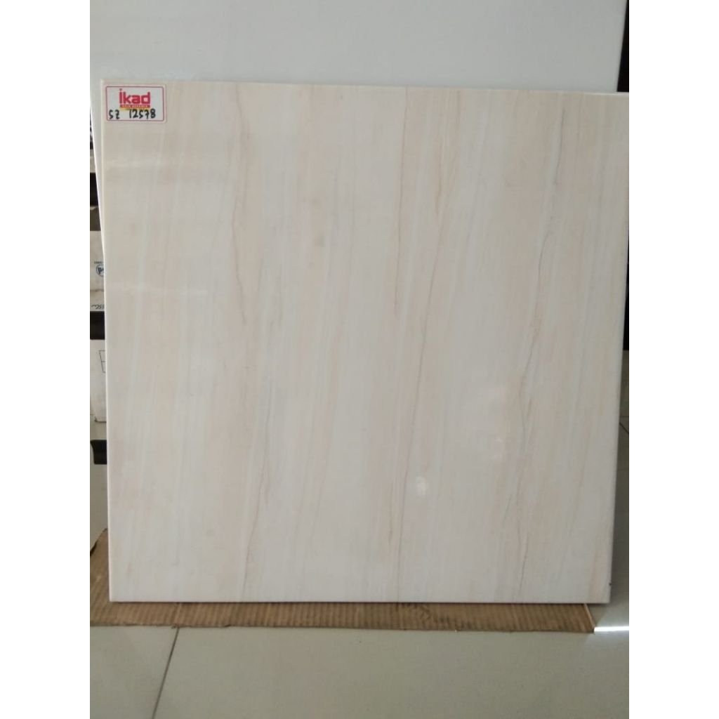 keramik 50x50 ikad cream glossy