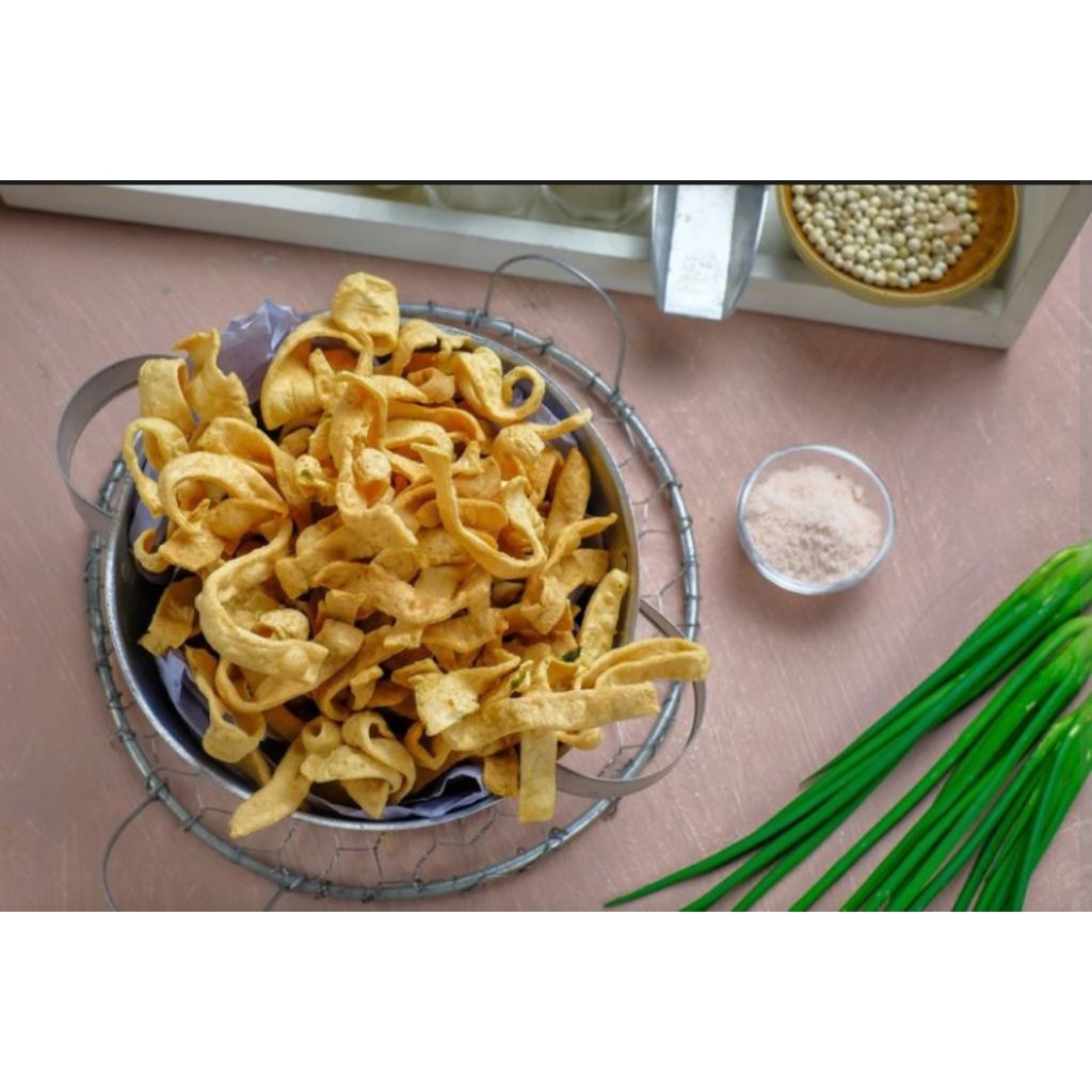 

kue bawang gurih dan renyah di jamin tahan lama isi 1kg
