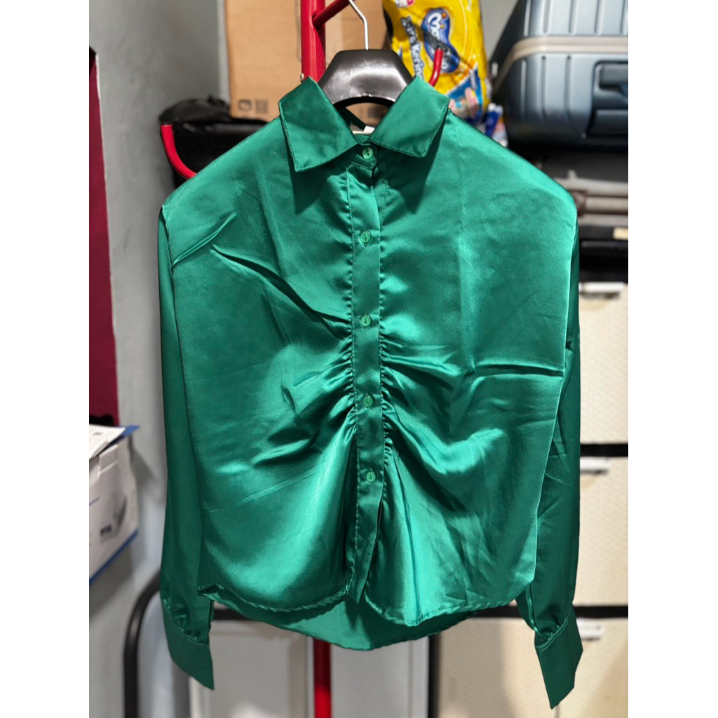 Preloved Kemeja Satin Hijau Nyala