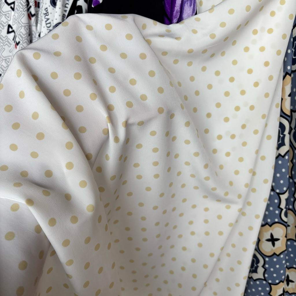Kain Wolpeach Polkadot Lembut – kain wolfis premium Kain Baju Gamis/Blouse – Motif Cream Elega