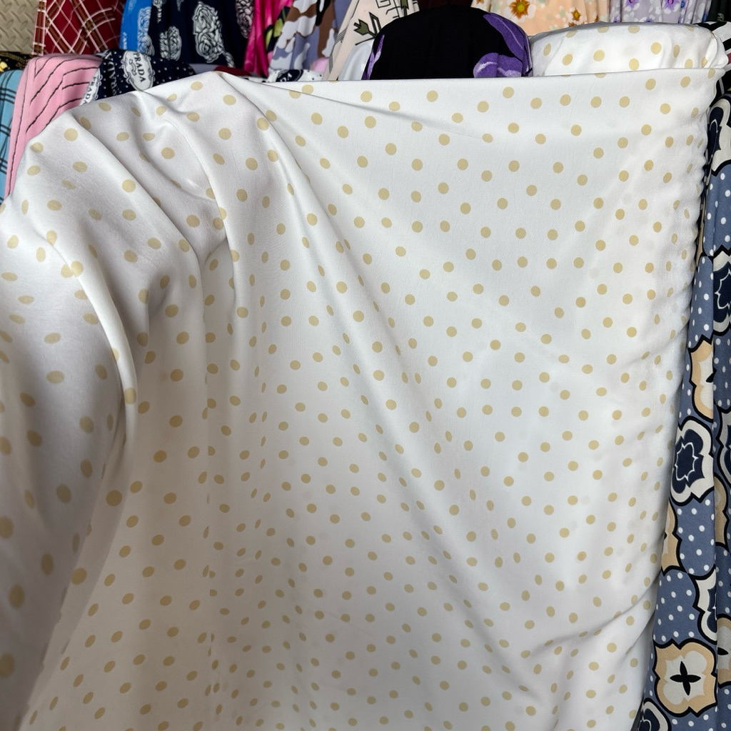 Kain Wolpeach Motif Polkadot Lembut – tr Kain Baju Gamis/Blouse – Motif Cream Elegan kain Wolfis