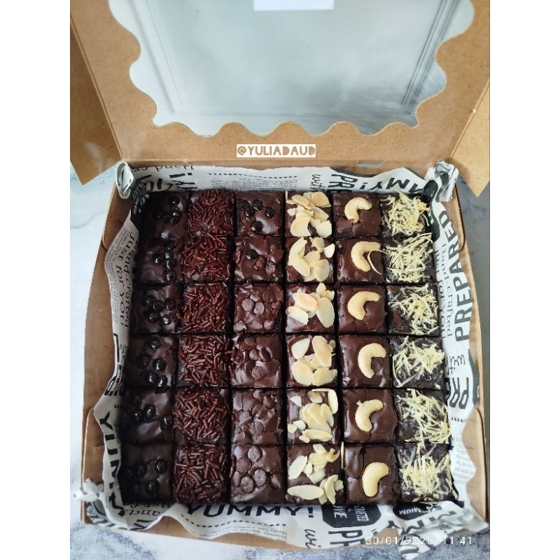 

FUDGY BROWNIES DARK CHOCOLATE (BROWNIES PANGGANG 20x20 cm ISI 36 PCS)