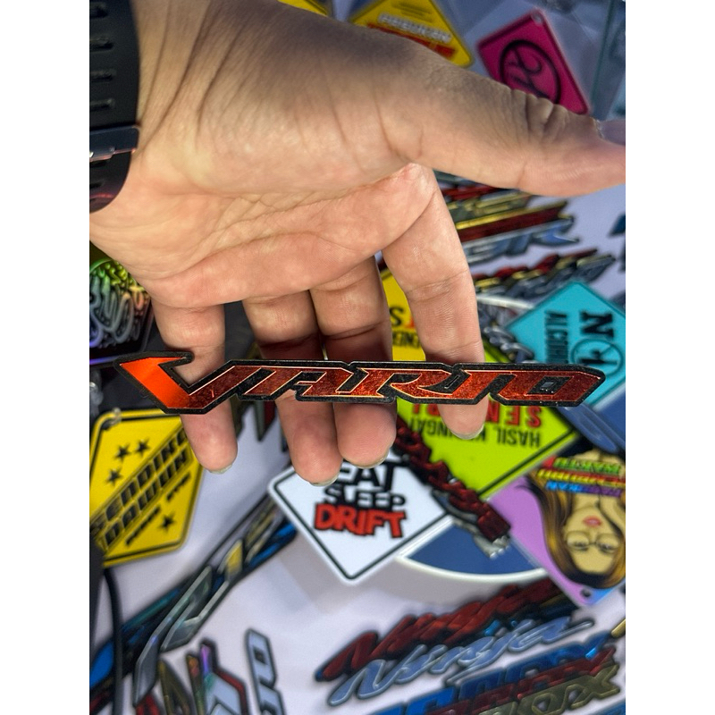 EMBLEM AKRILIK TIMBUL MOTOR VARIO (merah)