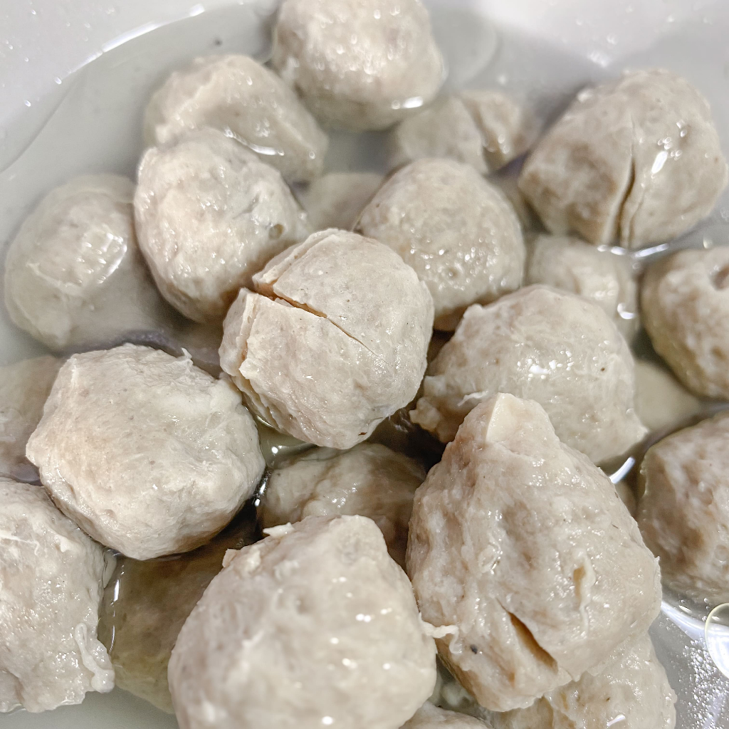

Bakso Frozen Premium Solo Isi 60 – Bakso Halal, Lezat, Kenyal, & Cocok untuk Stok di Rumah