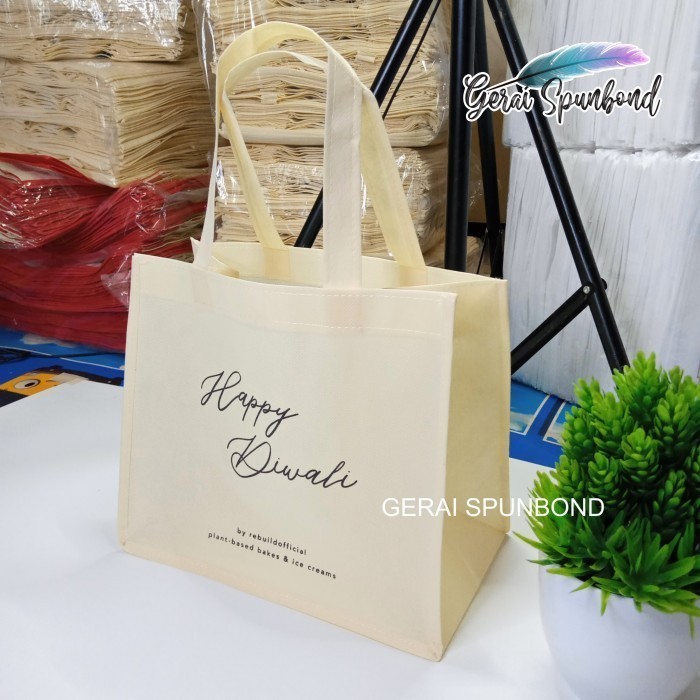 

Goodie Bag Spunbond Uk 28cm x 23cm x 18cm Box Cookies Plus Sablon 2 Sisi