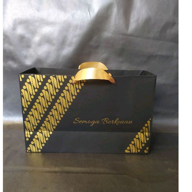 

Paperbag custom,butik,skincare,media promosi P28xL10xT18 warna hitam,tebal,kuat rapi