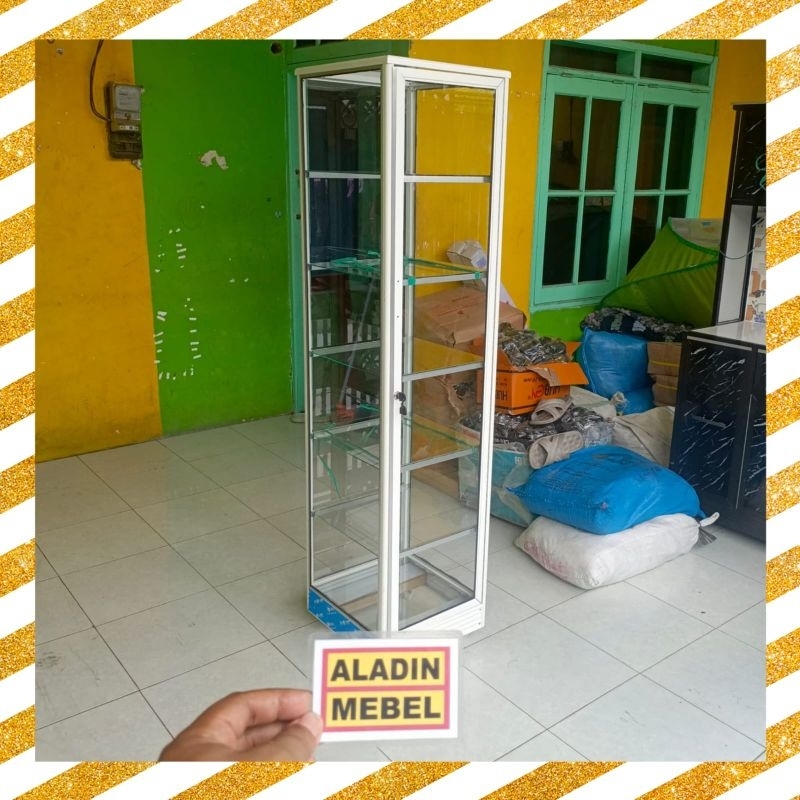 Lemari piala dan mainan