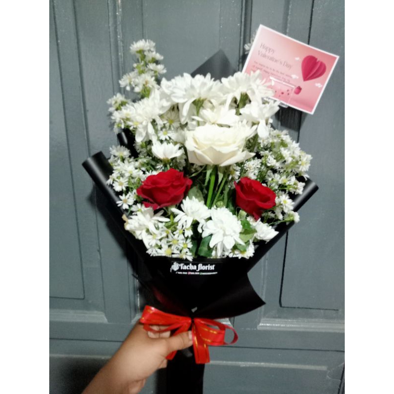 buket bunga mawar merah putih