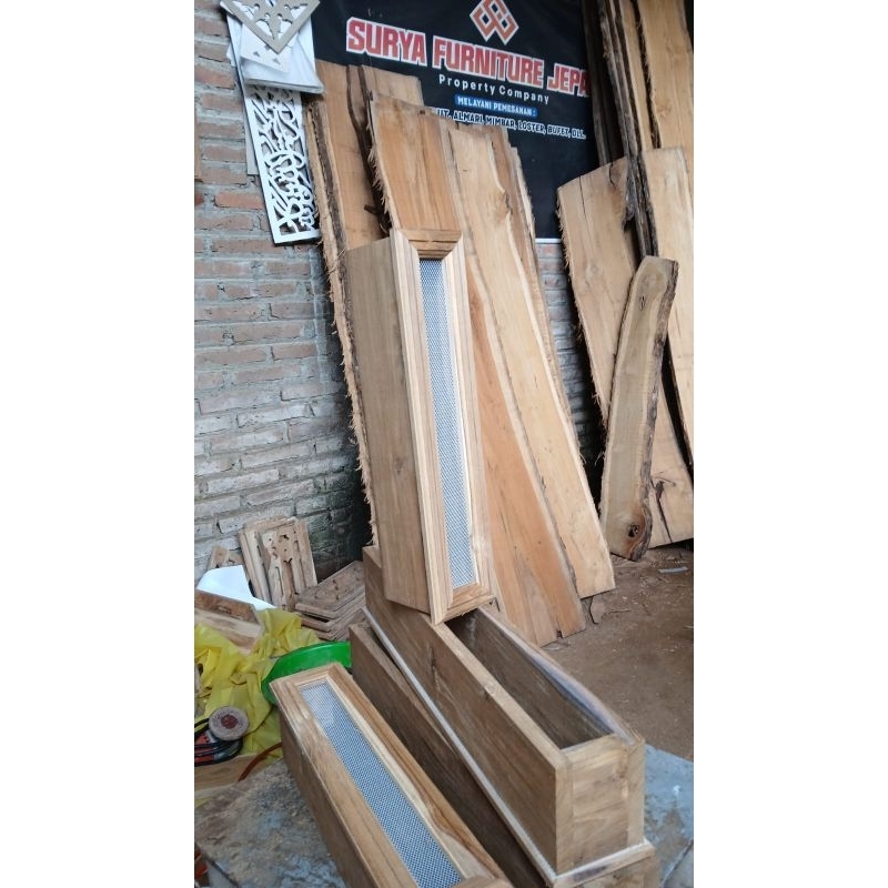 LOSTER KAYU JATI FENTILASI MINIMALIS