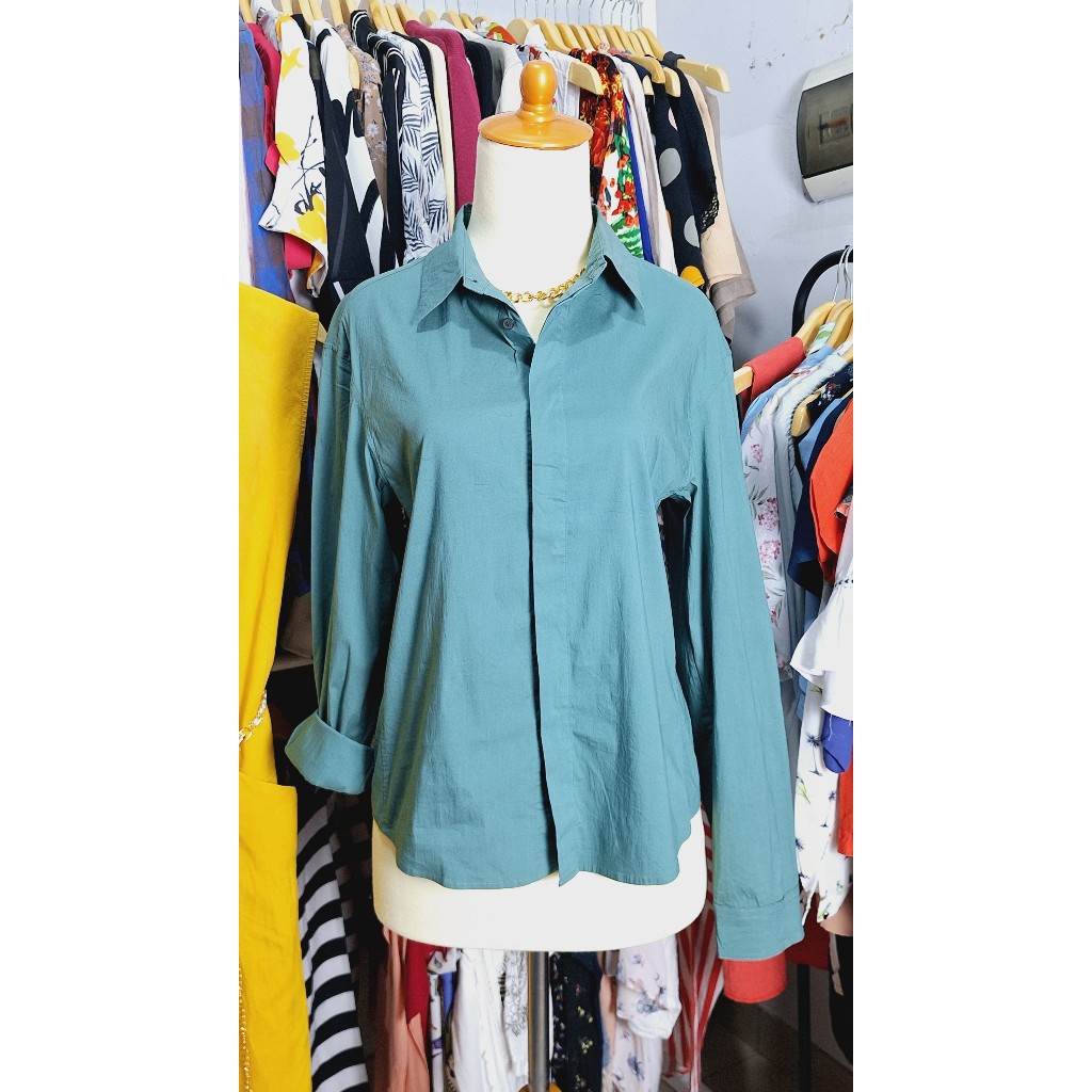 Kemeja Atasan Wanita Hijau Sage Uniqlo