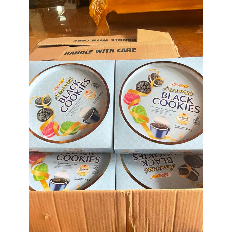 

biskitop assorted black cokies ( bulat ) 300 gram 1 dus isi 6 kaleng