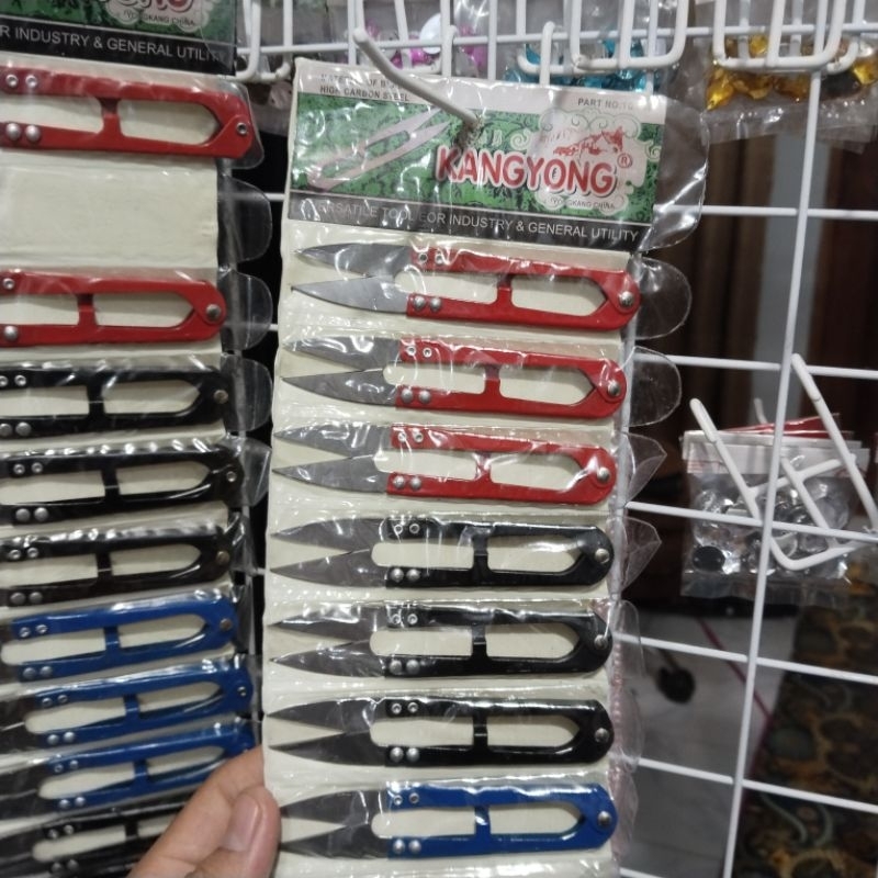 

Gunting buang benang