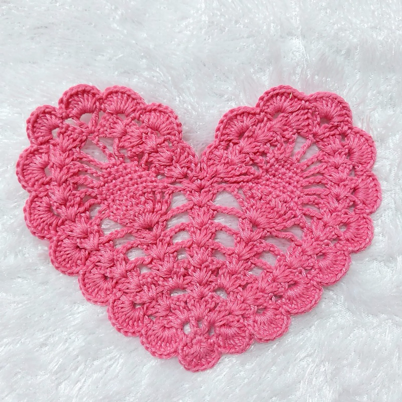 aplikasi baju love rajut - alas love rajut - dekorasi rajut - tatakan piring rajut- taplak meja raju