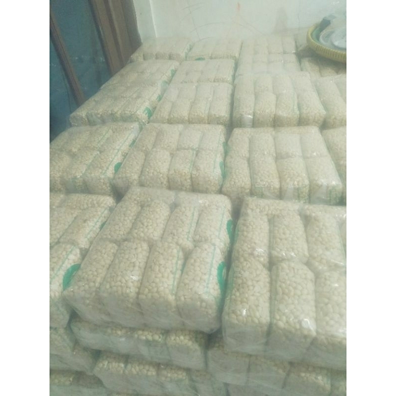 

KACANG TANAH KUPAS MENTAH 9 BAL ISI 90 BUNGKUS KUALITAS PREMIUM
