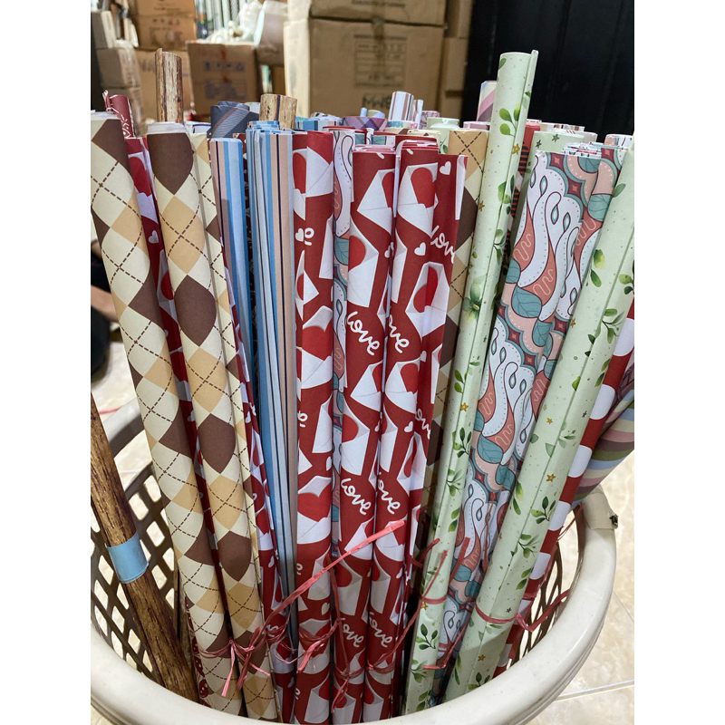 

BUNGKUS KADO / KERTAS KADO READY MOTIF SEPERTI DI FOTO