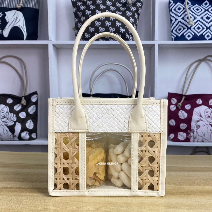 

Tas Parcel Untuk 2 Toples Silinder Kombinasi Anyaman Pandan Anyam Bambu Keranjang Hampers Hari Raya