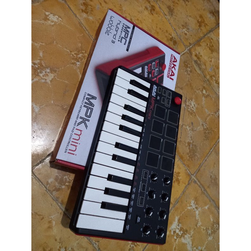 midi controller akai mpk mini.