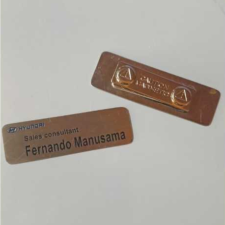 

name tag Besi, papan nama tag stainles etcing, nametag hyundai, nametag BYD, Papan Nama Mitsubitshi