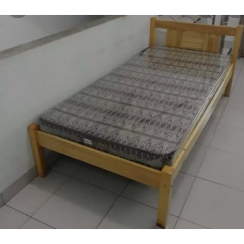Rangka tempat tidur kayu dengan tilam