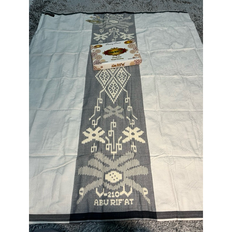 Sarung tenun abu Rifat Motif polos tumpal kembang