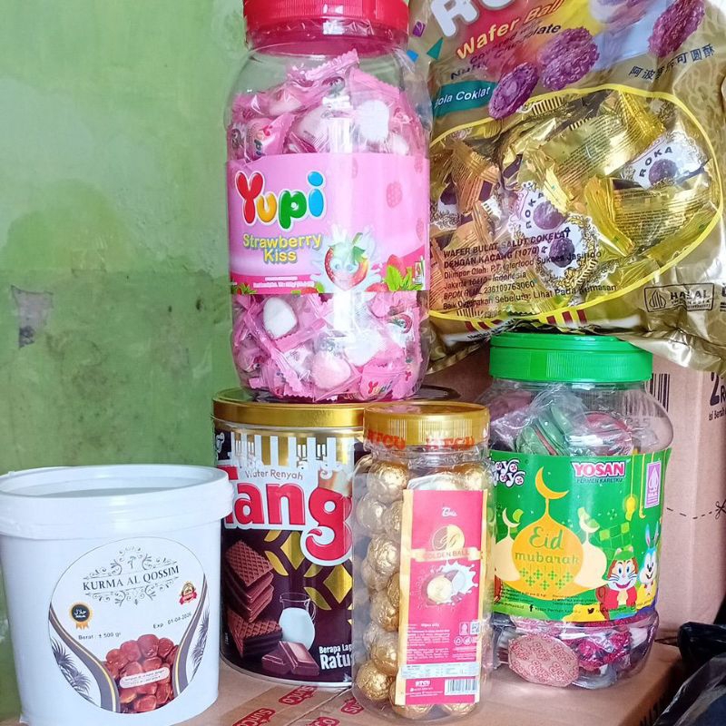 

1 paket jajan lebaran isi 6 macam