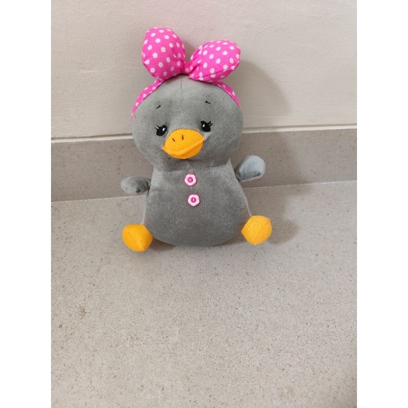 boneka bebek abu-abu