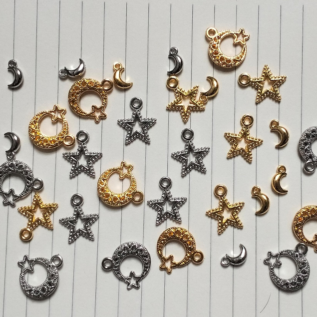 Ready Stok 1pcs Manik Bentuk Bulan Dan Bintang Astronot Manik Silver & Gold