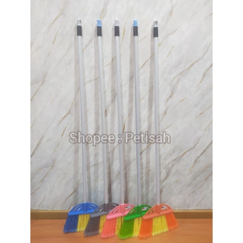 Sapu Plastik Nagata Warna 0717 / Sapu Lantai Rumah Nagata 0717 / Sapu Nylon Nagata / Sapu Lantai Ker