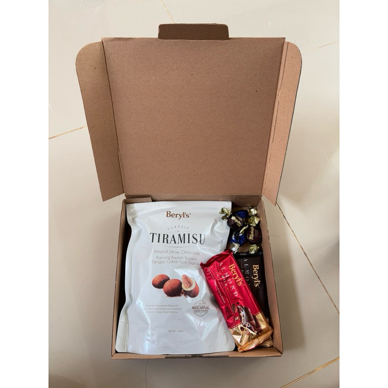 

HAMPERS FULL COKLAT BER1 HAMPERS LEBARAN IDUL FITRI