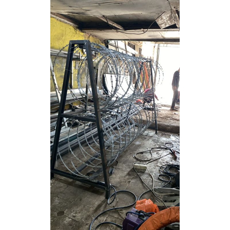 Pagar barikade kawat duri silet untuk pengamanan