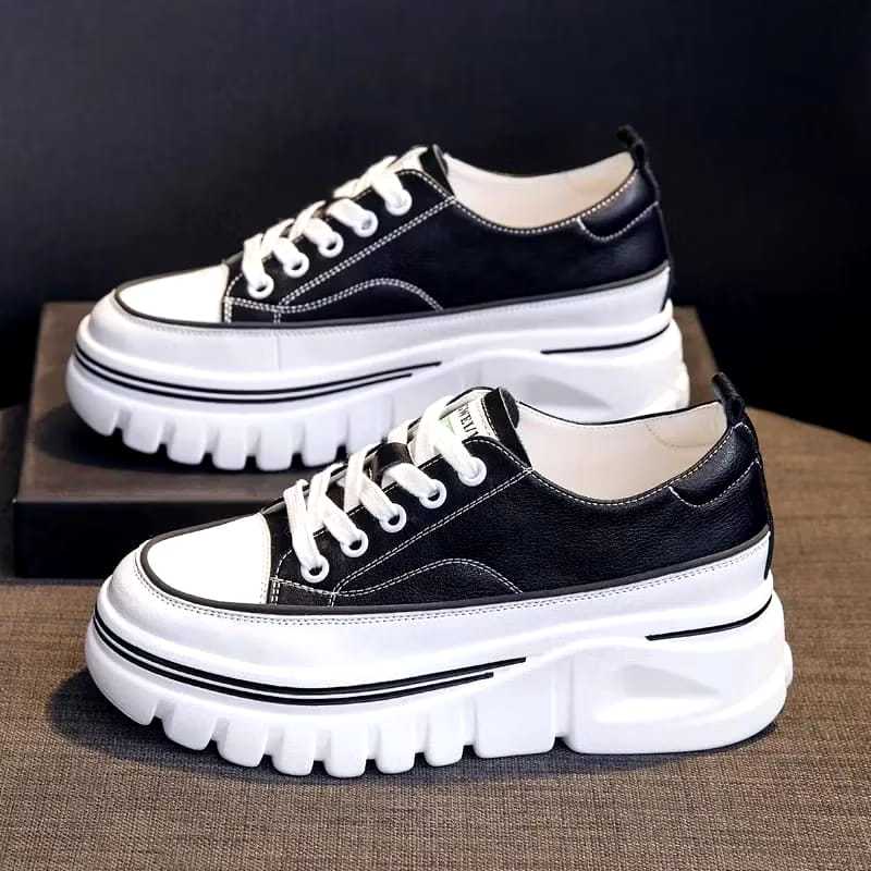 Sepatu Sneakers Hitam Putih  Canvas Bertali Fashion Import Korea Sneakers Wanita Hak Tinggi