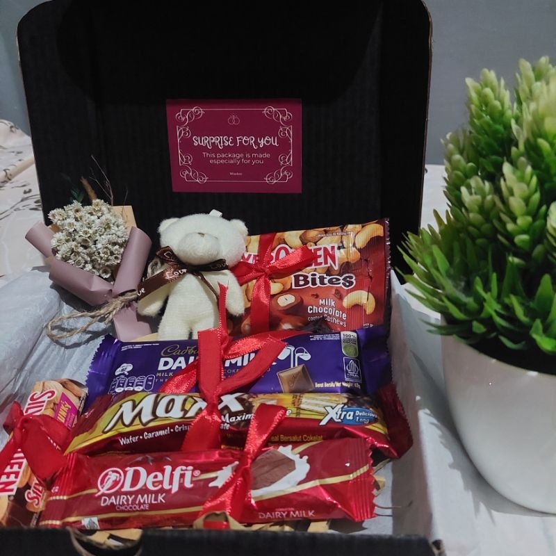 

Hampers Cokelat Deluxe Hitam | Kado Valentine | Hadiah | Gift Ultah Wisuda