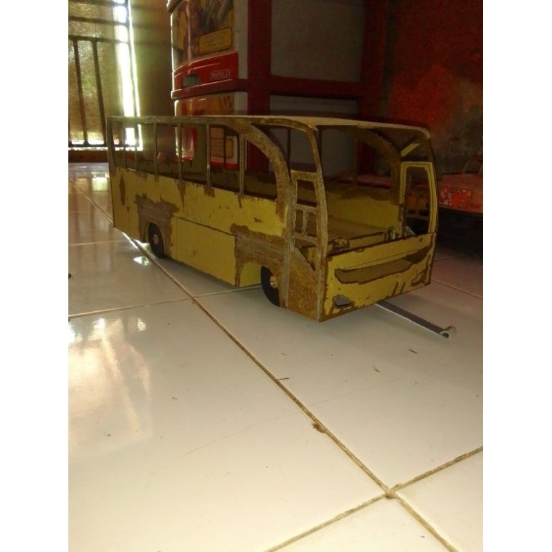 miniatur bus skala 1:16