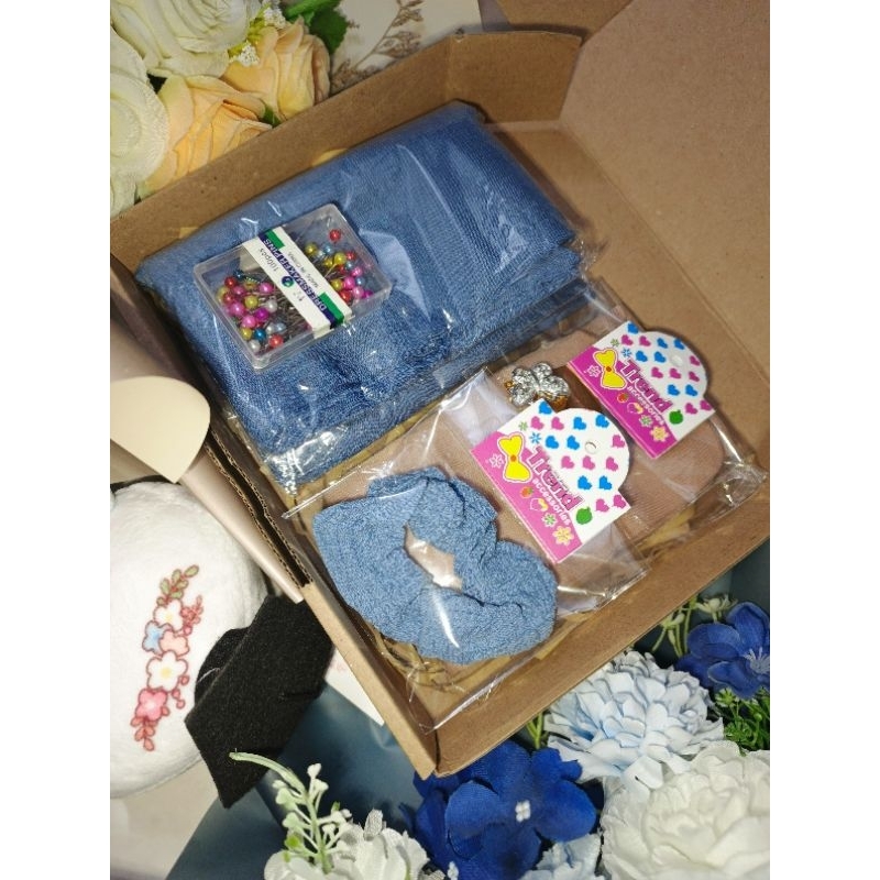 

Hampers box gift lebaran idul Fitri hijab