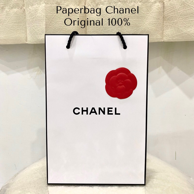 

Paper Bag Chanel Official Original 100% (Termasuk Bunga Camelia Asli Chanel)