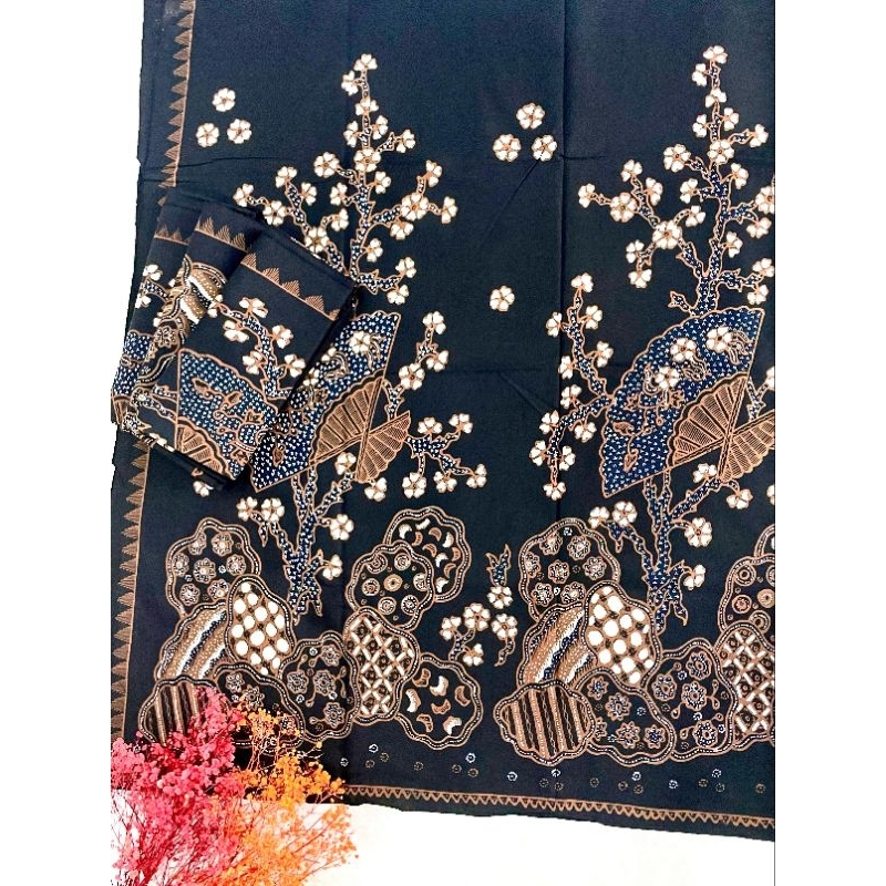 Kain Batik Tulis Full Motif Klasik Keraton Cirebon Warna Dasar Hitam Khas Trusmi Bahan Katun