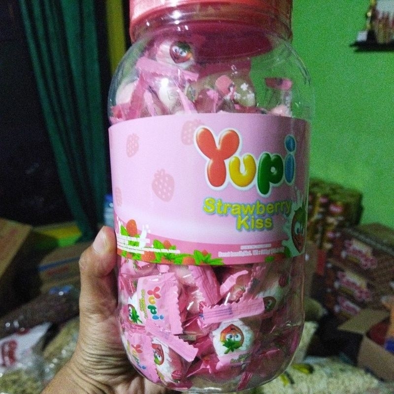 

YUPI STRAWBERRY KISS 300 gr BANYAK DISUKAI ANAK KECIL