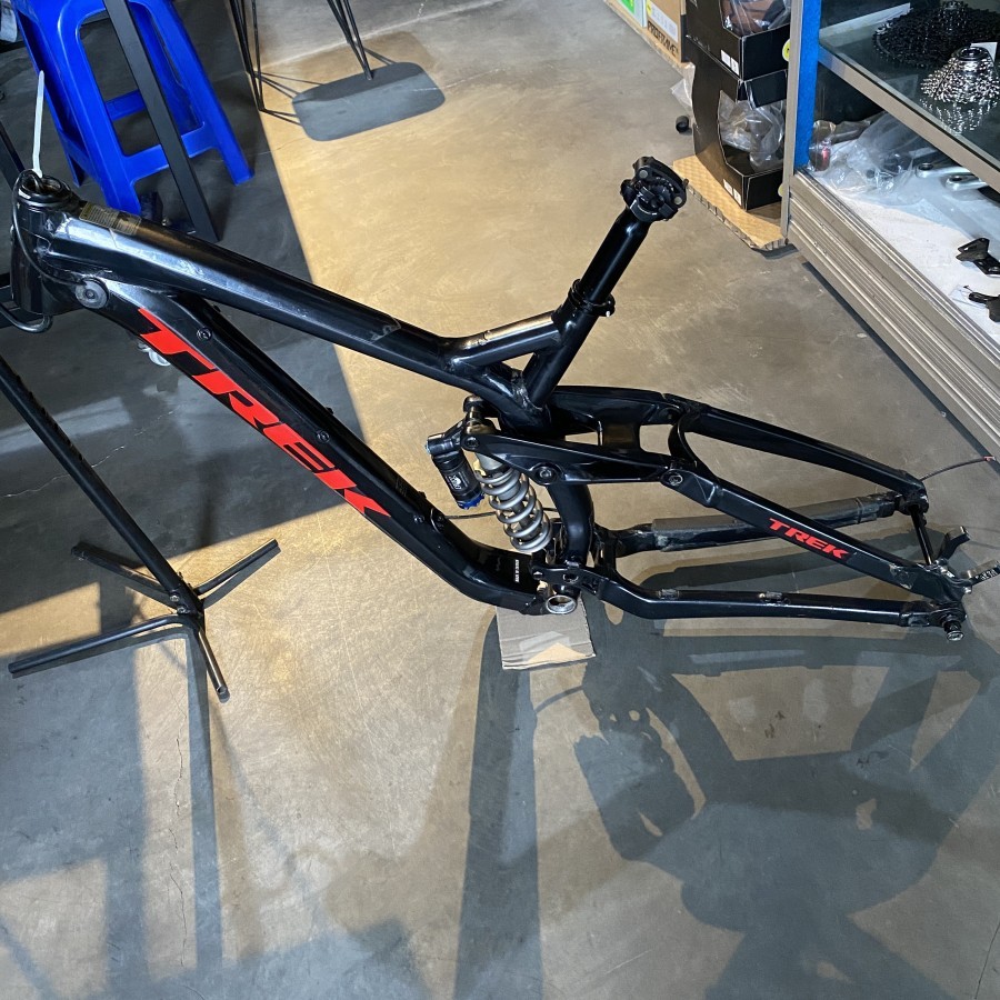 frame trek session dh xrc4 alloy 27.5 size M black 2nd kode BB904099