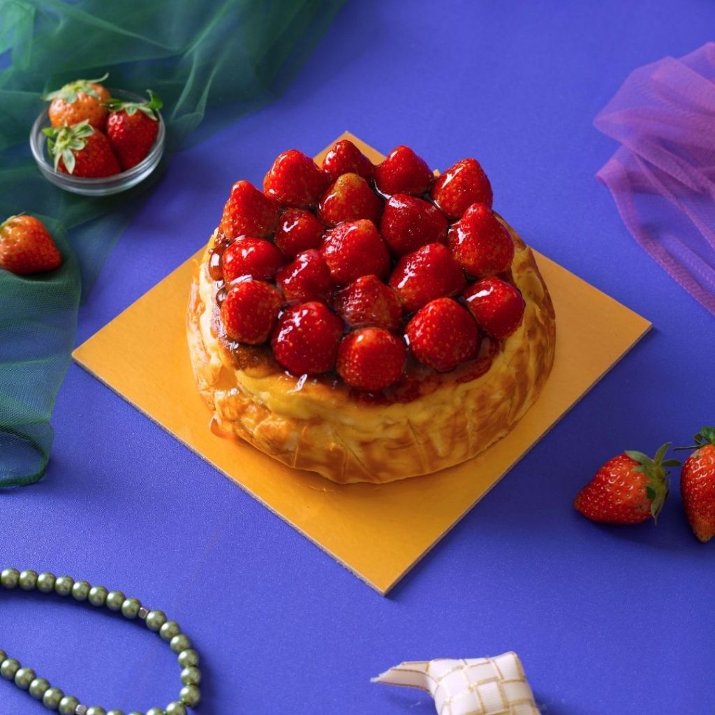 

BUKA PUASA HAMPERS / PARCEL IDUL FITRI - Strawberry Burnt Cheesecake