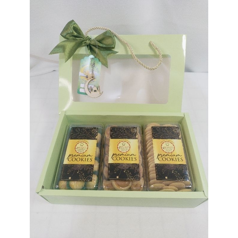 

HAMPERS LEBARAN ISI 3KUE KERING PREMIUM : NASTAR JADUL, KASTENGEL, LIDAH K