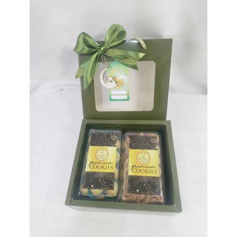 

HAMPERS MEDIUM isi 2kue kering Premium : NASTAR JADUL + KASTENGEL