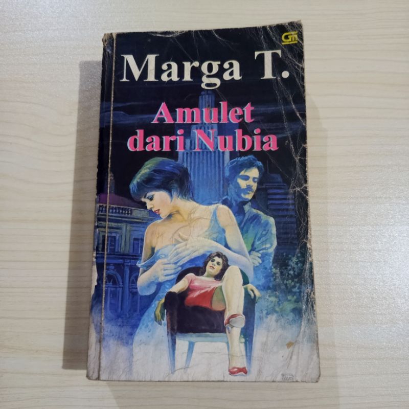 Novel Marga T. Amulet dari Nubia