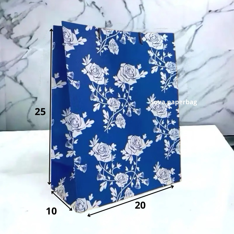 

Paperbag kertas R6 ukuran 20x25 | R6 Biru Motif Bunga Premium