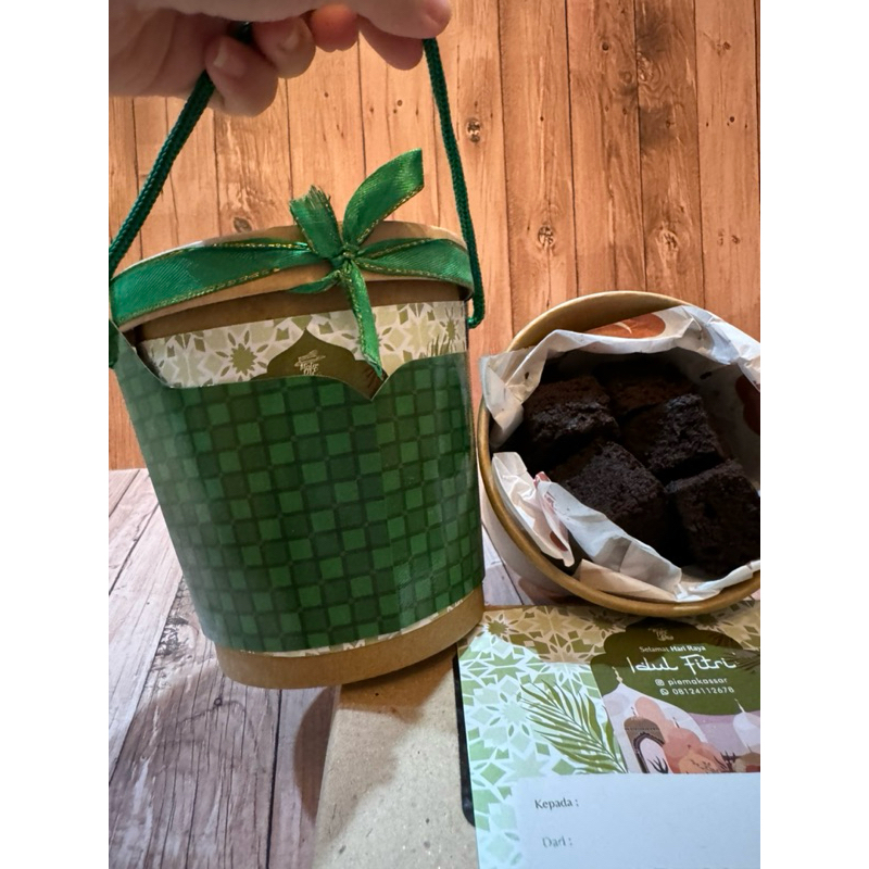 

Paket Hampers Brownies Cube Mister Pie Makassar in cup Lebaran Idul Fitri