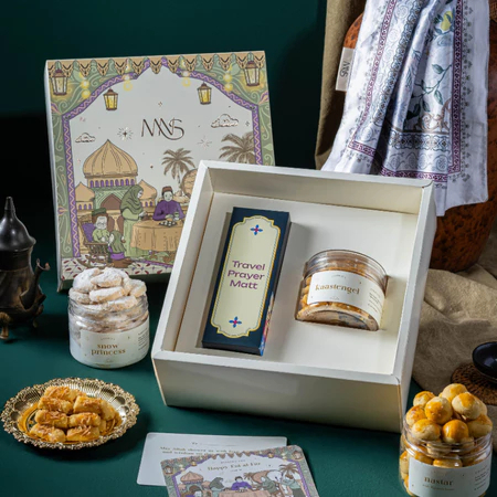 

NURA SERIES - Paket Hampers Idul Fitri 2025 Hampers Box Signature Cookies and Sajadah Travel Matte / Signature Cookies 230gram - Nastar with Wijsman Butter - Kaastengel - Snow Princess / Sajadah Travel Anti Slip Exclusive - Tosca - Navy - Cream - Pink