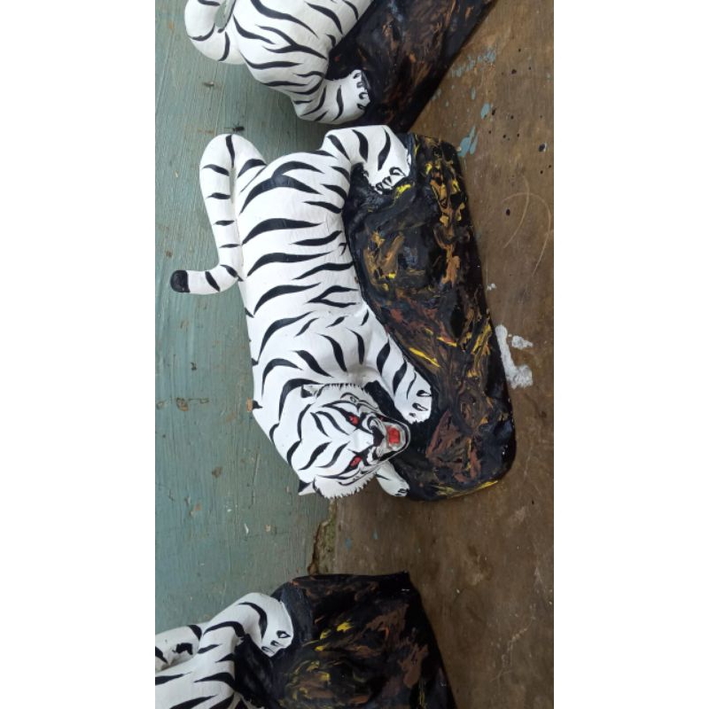 macan turun ekor ke atas harimau putih d atas batu uk25cm
