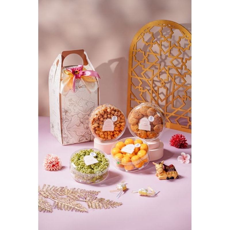 

Raya isi 4 Toples Softbox by Caramelmedan Halal | Kue Kering Hampers Cookies Enak Cantik Bagus Mewah Hadiah Parcel Bingkisan Lebaran Raya Eid Mubarak Idul Fitri 2025 Medan
