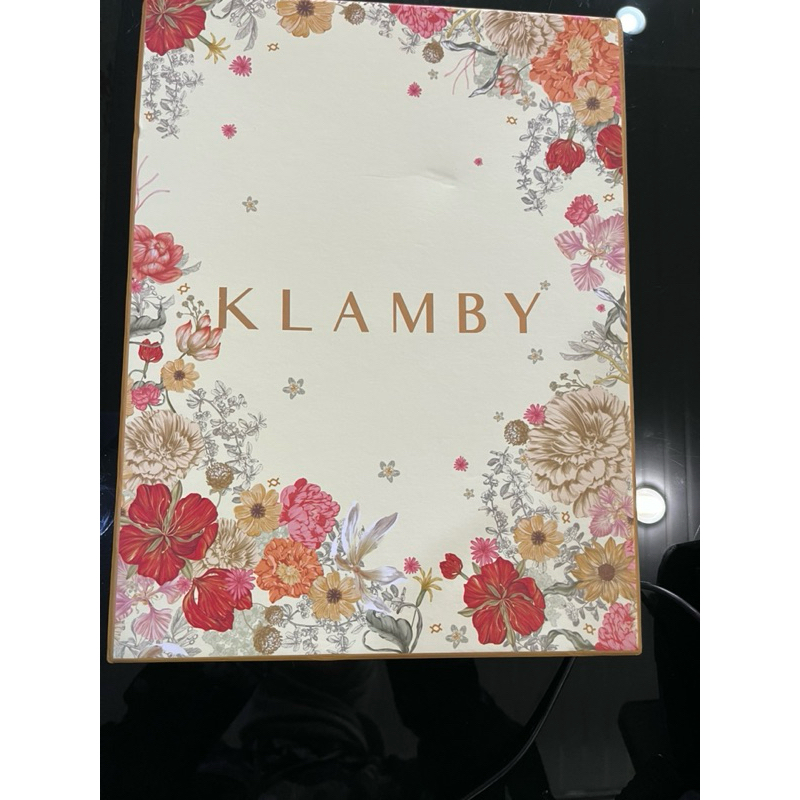 

Hardbox KLAMBY Motif bunga (include card & kertas pembungkus baju)